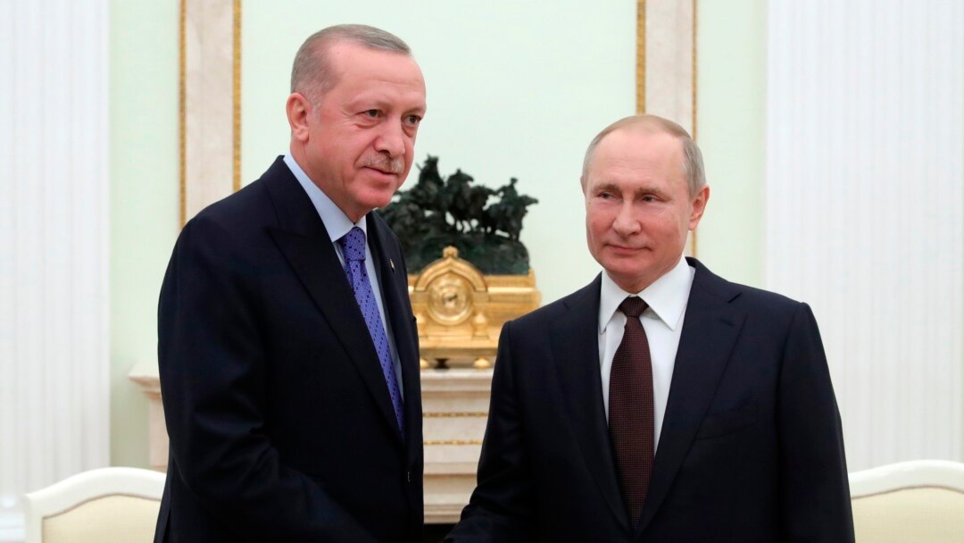 Arhiv- Ruski predsjednik Vladimir Putin i turski predsjednik Recep Tayyip Erdogan rukuju se za vrijeme sastanka u Kremlju, 5. marta 2020.