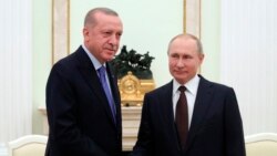 ARHIVA - Ruski predsednik Vladimir Putin i turski predsednik Redžep Tajpi Erdogan rukuju se za vreme sastanka u Kremlju, 5. marta 2020.