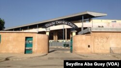 L’entrée du stade Demba Diop, Dakar, Sénégal, 29 octobre 2017. (VOA/Seydina Aba Gueye)