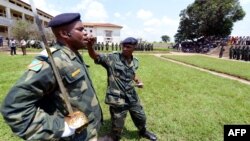 Soldats assistant à une cérémonie à l'académie militaire de Kananga, RDC, 11 janvier 2013.