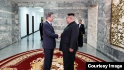 한국의 문재인 대통령과 김정은 북한 국무위원장이 한반도 시각으로 26일 오후 2차 정상회담을 위해 만나고 있다. (사진제공=청와대)