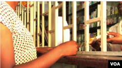 A woman is seen obtaining prescription medicine in Nairobi, Kenya, March 29, 2016. (R. Ombuor/VOA)