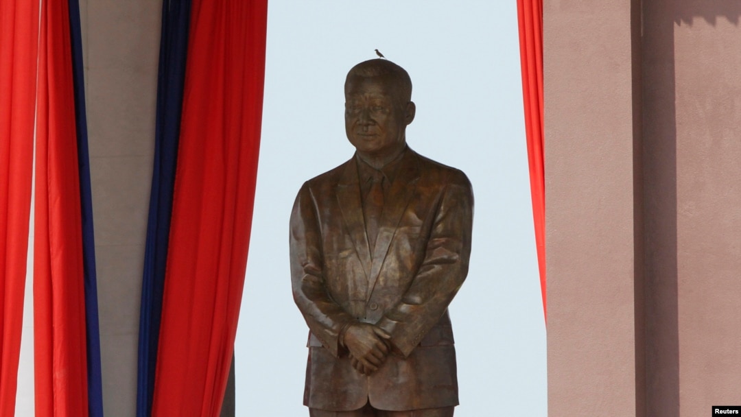 Bức tượng của Cựu hoàng Sinanouk tại trung tâm thủ đô Phnom Penh, ngày 11/10/2013.