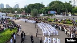 Para kepala daerah berbaris menuju Istana Negara, Jakarta, menjelang Pelantikan Kepala Daerah oleh Presiden Probowo Subianto, 20 Februari 2025. (X/@prabowo)