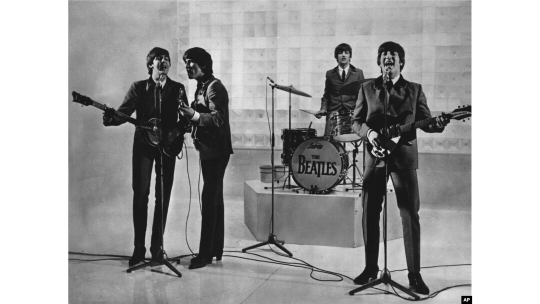 The Beatles terlihat tampil, tanggalnya tidak diketahui. Dari kiri ke kanan: Paul McCartney, George Harrison, Ringo Starr, dan John Lennon. (Foto: AP)