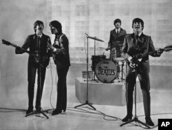 The Beatles terlihat tampil, tanggalnya tidak diketahui. Dari kiri ke kanan: Paul McCartney, George Harrison, Ringo Starr, dan John Lennon. (Foto: AP)