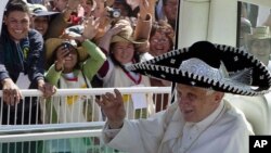 教宗本笃十六世头戴墨西哥帽向群众挥手致意