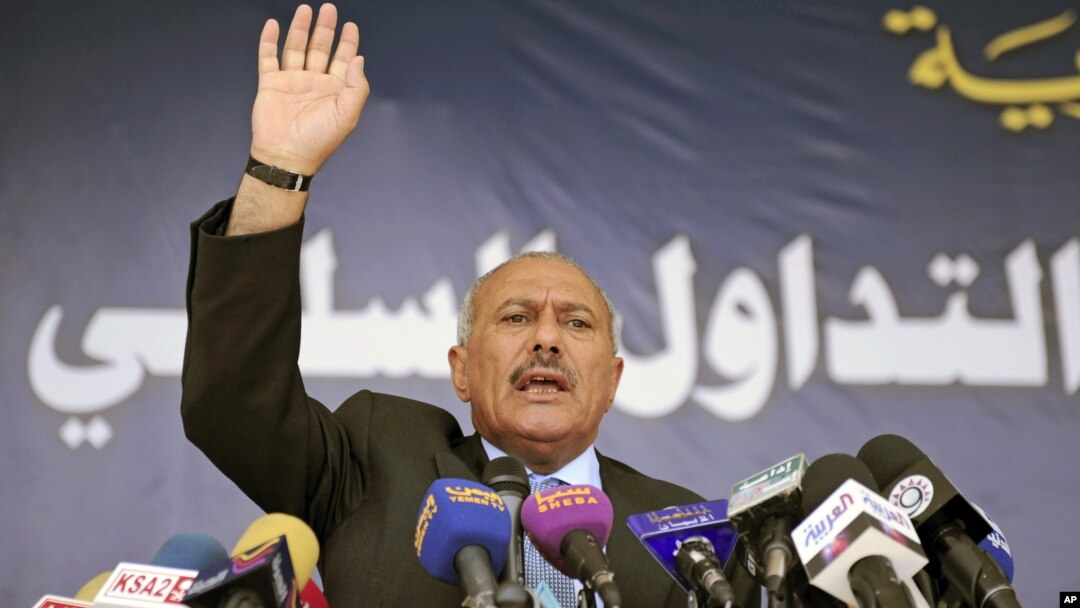 Tổng thống Yemen bị lật đổ Ali Abdullah Saleh nói chuyện với những người ủng hộ trong một cuộc tụ họp ở Sanaa, 10/3/2011.