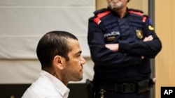 En esta imagen de archivo, el futbolista brasileño Dani Alves, durante un juicio en Barcelona, el 5 de febrero de 2024.