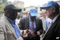 Le vice-président de la CENI, Jacques Djoli, en conversation avec le représentant spécial de l'ONU à Kinshasa, Roger Meece (28 novembre 2011)