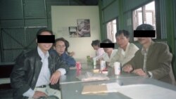 Cuộc gặp gỡ của ông Tường Thắng (áo xanh) và ông Nguyễn Văn Thuyết tại trại cấm Whitehead, Hồng Kông năm 1990