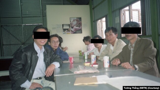 Cuộc gặp gỡ của ông Tường Thắng (áo xanh) và ông Nguyễn Văn Thuyết tại trại cấm Whitehead, Hồng Kông năm 1990
