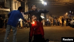 Figuras que representan al presidente Nicolás Maduro y a la jefa del Consejo Electoral, Tibisay Lucena, fueron quemadas durante la "Quema del Año Viejo" el 1 de enero.