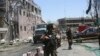 Les forces de sécurité inspectent près du site d'une attaque suicide où l'ambassade d'Allemagne est située à Kaboul, en Afghanistan, le 31 mai 2017.