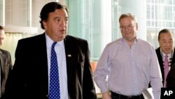 Bill Richardson (kiri) dan Direktur Eksekutif Google Eric Schmidt tiba di Pyongyang hari Senin (7/1) untuk misi kemanusiaan pribadi.