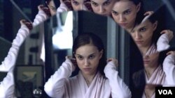 FIlm 'Black Swan' menunjukkan pergulatan diri Nina (Natalie Portman), yang memperoleh peran ganda dalam sebuah pertunjukan.