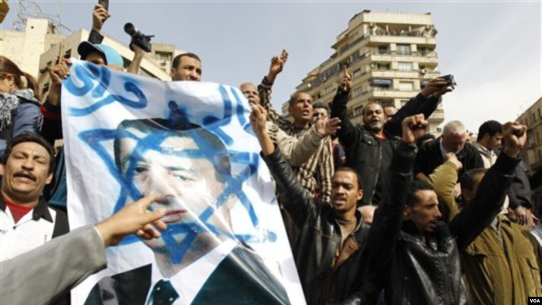 Puluhan ribu demonstran di Lapangan Tahrir, Kairo membawa poster dan meneriakkan slogan-slogan anti-Mubarak, Jumat (4 Februari 2011).