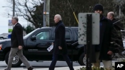 El presidente Joe Biden se retira de la iglesia católica de St. Edmund tras asistir a una misa en en Rehoboth Beach, Delaware, el sábado 21 de enero de 2023.