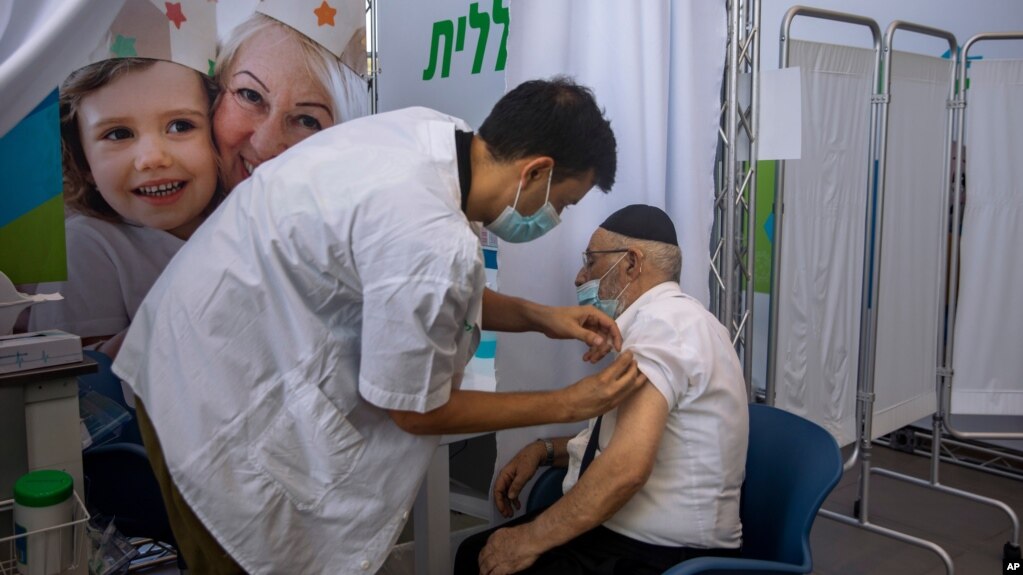 Izraeli fillon provat klinike për dozën e katërt të vaksinës kundër COVID-19