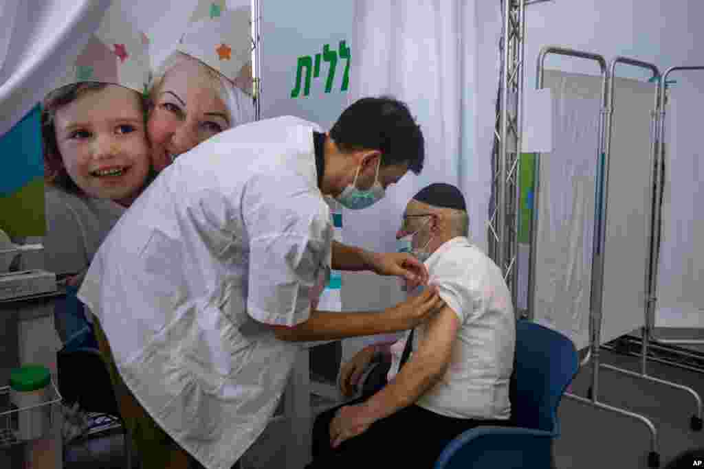 با افزایش موارد ابتلا به کرونا، دولت اسرائیل تزریق دُز سوم (دُز تقویتی) واکسن کووید – ۱۹ فایزر را برای افراد بالای ۶۰ سال آغاز کرده است.