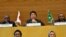 日本首相安倍(中)出訪非洲資料照。