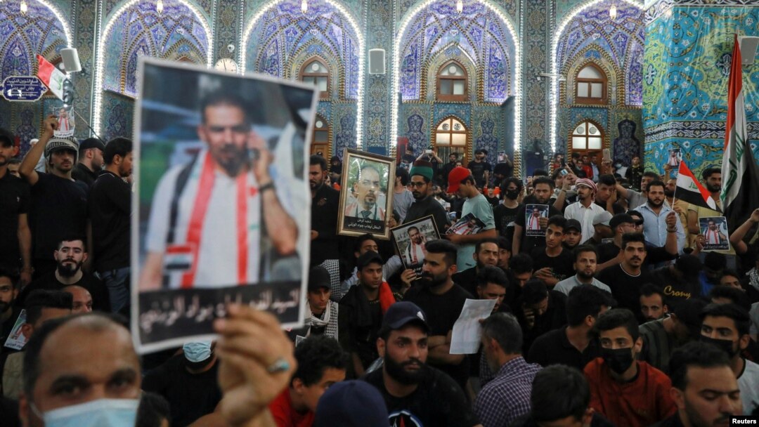 عراق کے شہر کربلا میں قتل ہونے والے حکومت مخالف کارکن ایہب الوزنی کے جنازے میں شریک سوگواران۔ فوٹو نو مئی دو ہزار اکیس 