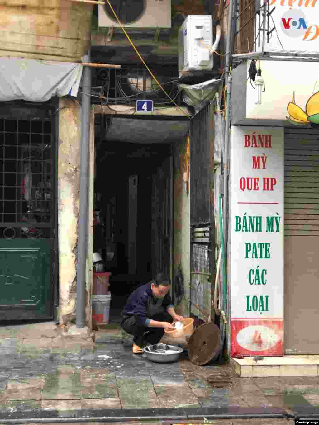 Un habitante en Hanoi, antes de la histórica cumbre entre Trump y Kim Jong Un, realiza sus actividades diarias.