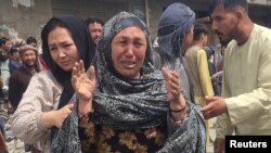 گریه زن افغان پس از یک انفجار در کابل (عکس آرشیوی از انفجار ۳۰ فروردین ۱۴۰۱)