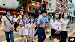 26일 홍콩에서 마스크를 쓴 행인들.