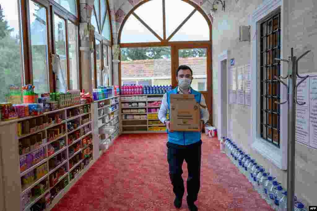 اس کام میں مسجد کے امام عبدالصند شاکر پیش پیش ہیں جو یہ سامان خود اٹھاتے ہیں اور انہیں ریکس میں رکھتے ہیں۔ &nbsp; &nbsp; 
