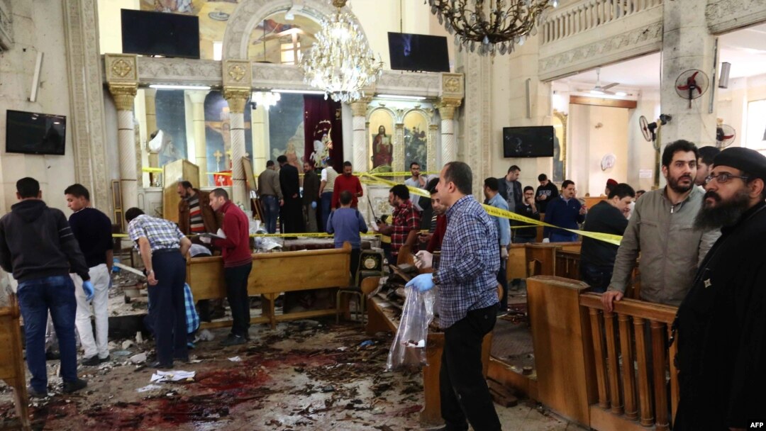 Suasana di dalam gereja pasca terjadinya serangan bom saat perayaan Minggu Palem di Gereja Koptik Mar Girgis di kota Tanta, 120 kilometer sebelah utara Kairo, 9 April 2017. (Foto: AFP).