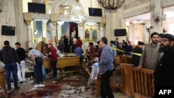 Suasana di dalam gereja pasca terjadinya serangan bom saat perayaan Minggu Palem di Gereja Koptik Mar Girgis di kota Tanta, 120 kilometer sebelah utara Kairo, 9 April 2017. (Foto: AFP).