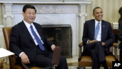 Le président américain Barack Obama, à droite, reçoit son homologue chinois, Xi Jinping au bureau ovale de la Maison blanche, Washington DC, 14 février 2012