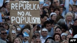 Partidarios del presidente argentino Mauricio Macri levantan un cartel que expresa rechazo al populismo, en una concentración a favor de Macri, el sábado 19 de octubre de 2019. AFP/Alejandro Pagniç