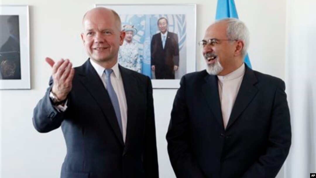 Menlu Inggris William Hague (kiri) bertemu dengan Menlu Iran Mohammad Javad Zarif di markasa PBB di New York, Senin (23/9). 