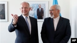 Menlu Inggris William Hague (kiri) bertemu dengan Menlu Iran Mohammad Javad Zarif di markasa PBB di New York, Senin (23/9). 