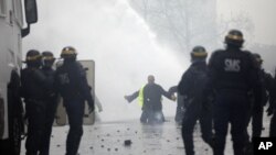 Las autoridades movilizaron a unos 5.000 agentes en París para tratar de contener las protestas.