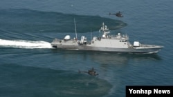 지난 24일 한국 서해상에서 한국 해군 지덕칠함(PKG)과 미 육군 카이오와 헬기(OH-58) 2대가 미한연합해상기동훈련을 하고 있다. 