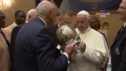 NO COMMENT. Հռոմի Ֆրանցիսկոս պապի հետ հանդիպման ժամանակ ամերիկյան ֆուտբոլի թիմը նրան սաղավարտ և շապիկ է նվիրել