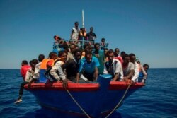 لیبیا کے ساحل کے قریب سمندر میں پھنسے ہوئے تارکین وطن کو امدادی گروپ ایس او ایس واپس ساحل پر لا رہا ہے۔ فائل فوٹو