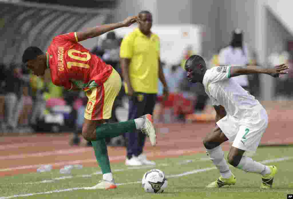 Guinea&#39;s Morgan Guilavogui (L) and Senegal&#39;s Saliou Ciss vie for the ball.