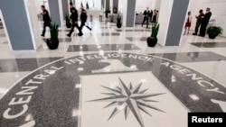 버지니아주 맥클린에 있는 미 중앙정보국(CIA) 본부 로비에서 관계자들이 분주하게 움직이고 있다. 