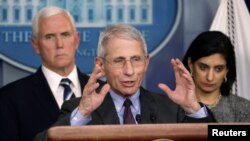 Anthony Fauci, líder científico de la adminsitración Trump, quiere menos aglomeraciones, más exámenes y cierres más estrictos de negocios y fronteras. 