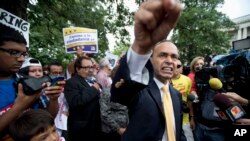 El legislador Luis Gutiérrez insiste en que se debe continuar la presión sobre el gobierno federal para que no olviden trabajar por la reforma migratoria.