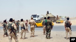 Pasukan keamanan Kurdistan dikerahkan di luar kota kaya minyak Kirkuk, 290 km di utara Baghdad, 12/6/2014. 