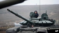 俄羅斯部隊在烏克蘭邊境附近的一個射擊靶場進行訓練。（2021年12月14日）