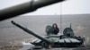 Маневры бронетанковых войск РФ на юге Ростовской области, вблизи границ с Украиной, декабрь 2012 г. (фото АР)