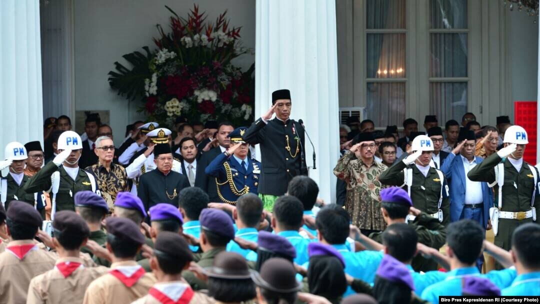 Presiden Jokowi menjadi Inspektur Upacara Peringatan Hari Lahir Pancasila ke 72, yang diselenggarakan di Halaman Gedung Pancasila Kementerian Luar Negeri RI, Jakarta, 1 Juni 2017 (Courtesy Photo: Biro Pres Kepresidenan RI)