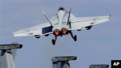 美国海军F/A-18战机在美日联合军演中从乔治华盛顿号上起飞