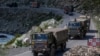 资料照：一支印度陆军车队在印控克什米尔斯利那加东北部地区的公路上行驶。（2020年9月9日）